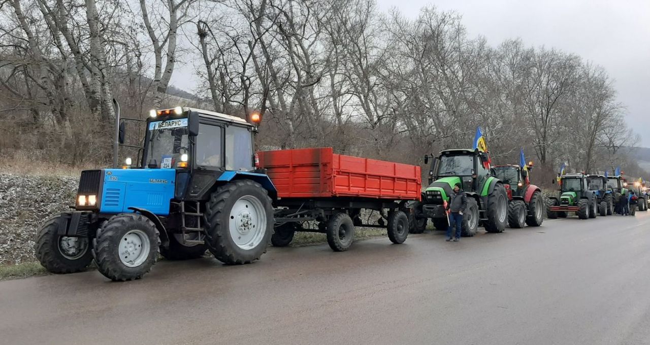 Десятки тракторов остановлены полицией на въезде в Кишинев. Фото: Zdg.md.