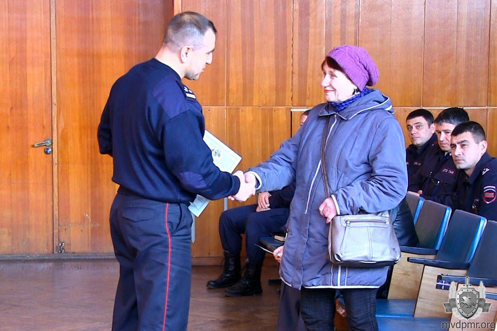 В Бендерах наградили горожан, которые помогли задержать преступников.