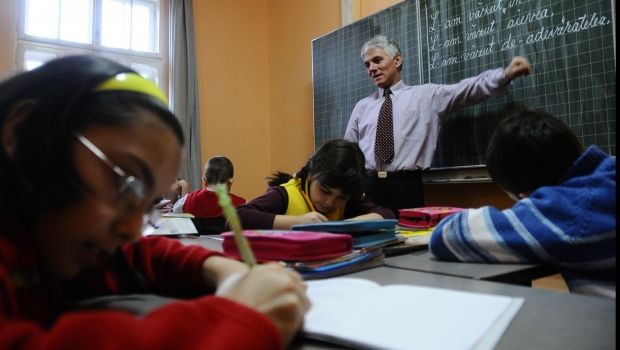 Guvernul majorează salariile profesorilor cu 100 de lei. Foto: b365.ro