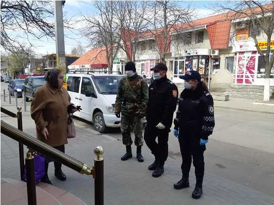 Полицейские и военные продолжают совместное патрулирование улиц.