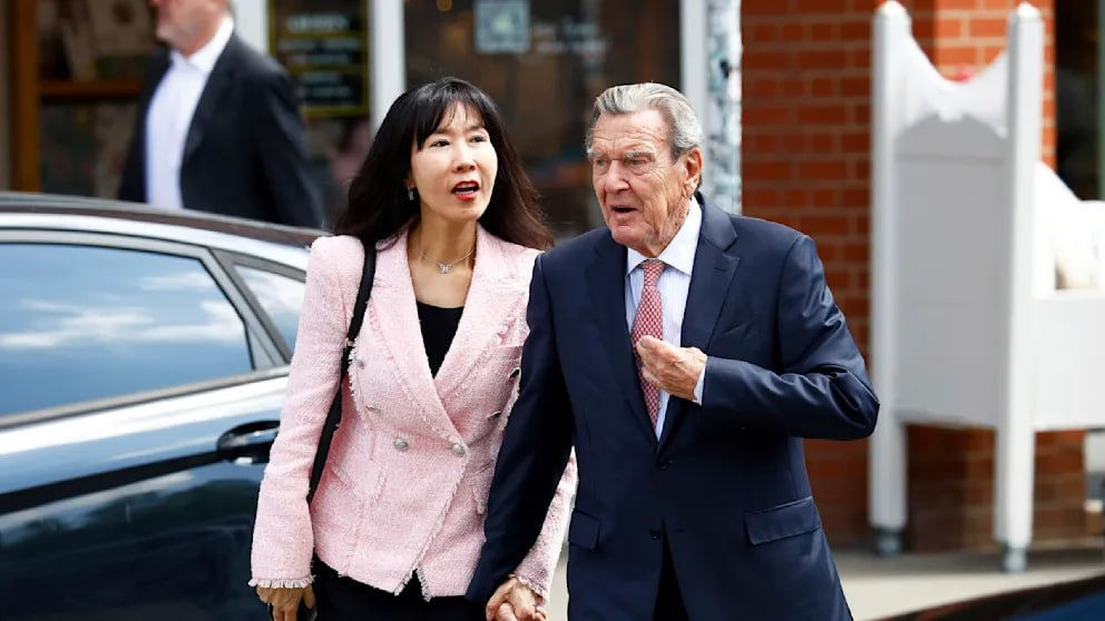 O bancă a blocat contul lui Gerhard Schroeder, pe care acesta primea bani din Rusia.