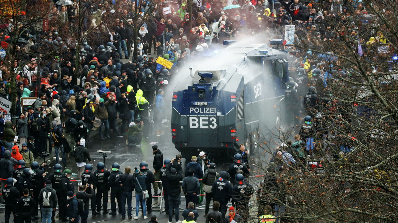 В Берлине полиция задержала 190 человек во время протестов. Фото: ria.ru.