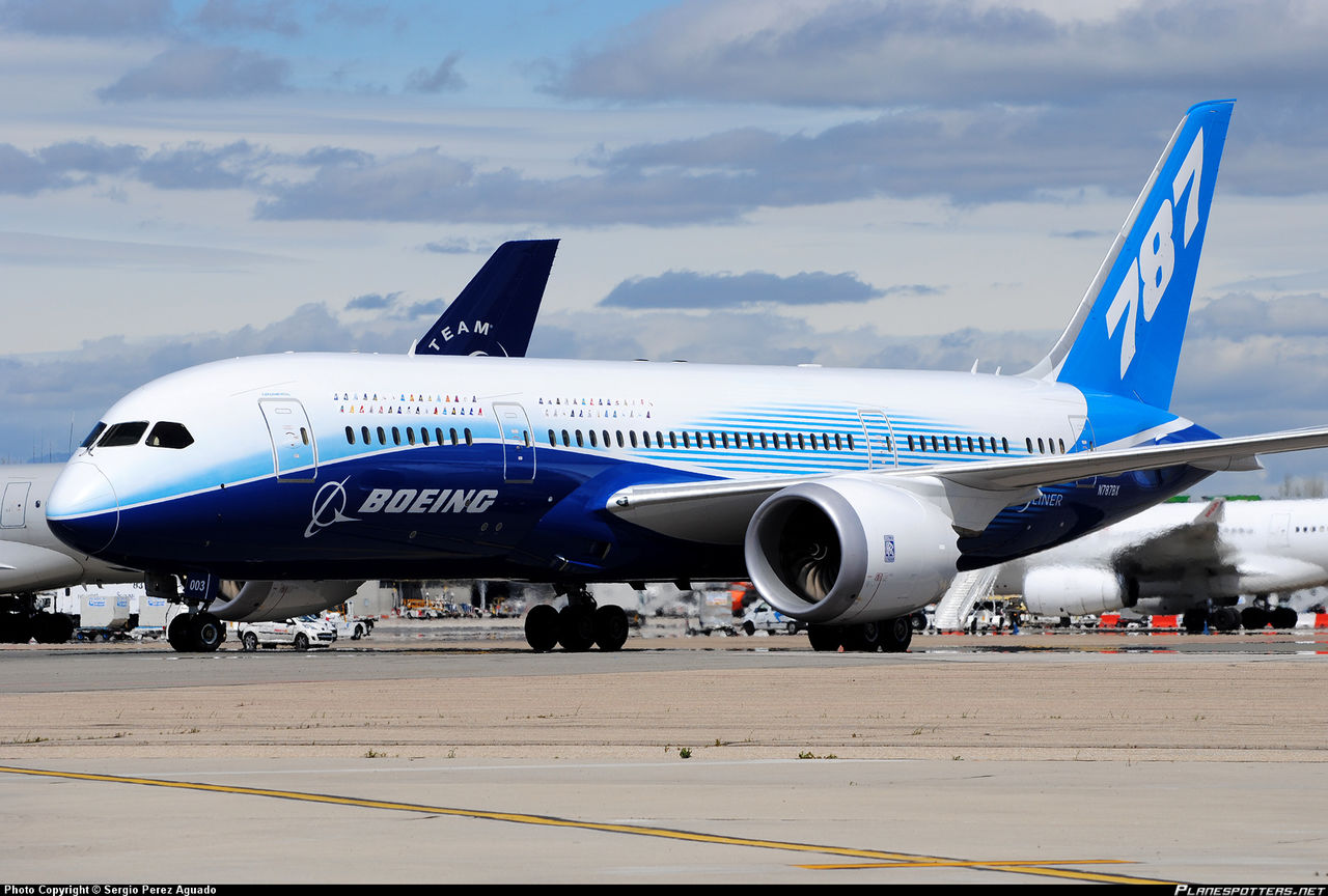 Контракт о покупке 22 самолетов Boeing-787 Dreamliner был подписан в 2007 году.