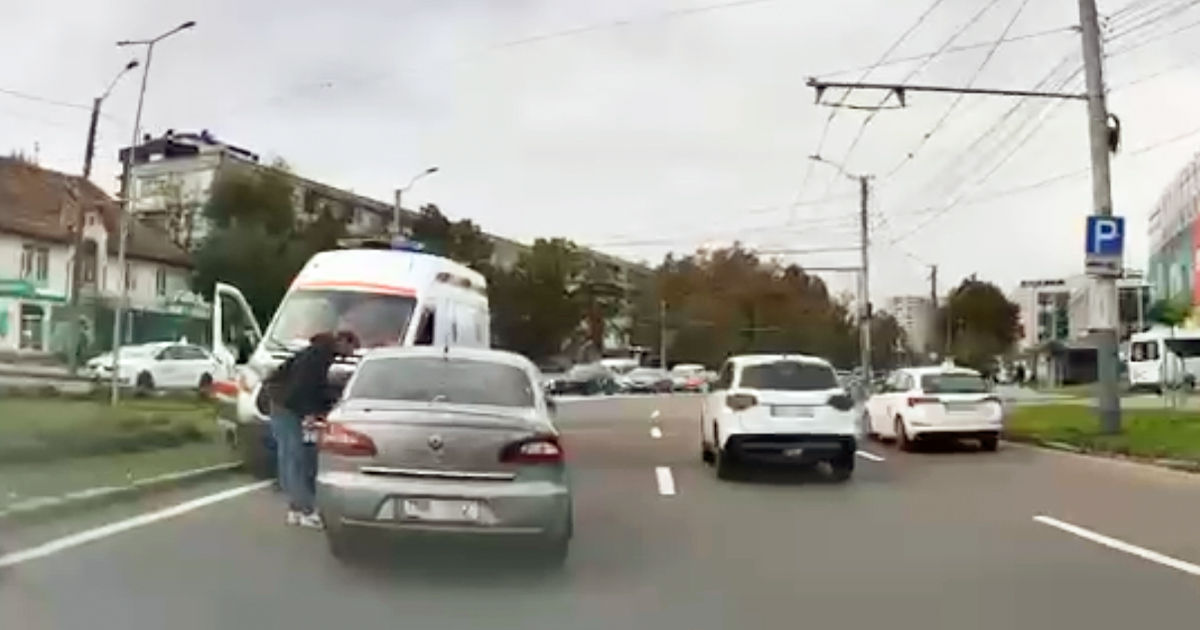 В Кишиневе скорая помощь столкнулась с автомобилем.