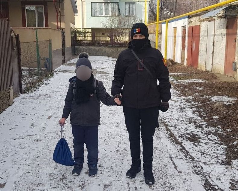 В Бельцах карабинеры помогли травмированному ребёнку добраться домой.