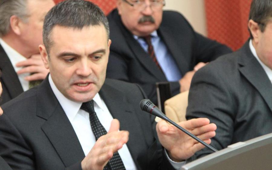Viorel Chetraru, a fost acuzat astăzi în plenul Parlamentului că CNA interceptează ilegal convorbirile telefonice la comanda lui Vlad Plahotniuc. 