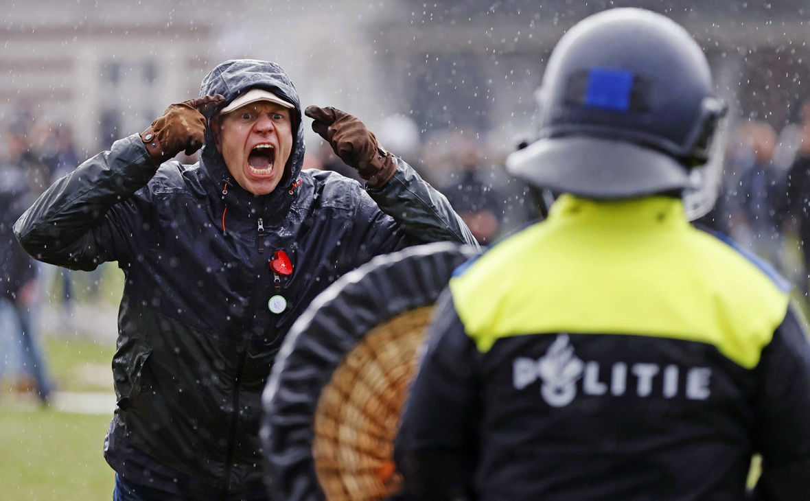 В Амстердаме задержаны 150 человек на протесте против ограничиний.