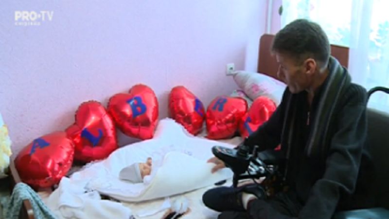 Emoţionant: Doi tineri în scaune cu rotile au devenit părinţi. Foto: Captură video