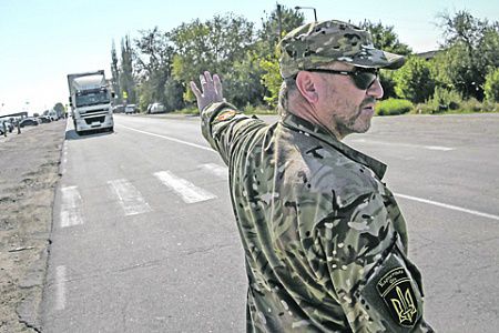 Бойцы «Правого сектора» (запрещенного в РФ) контролируют все дороги, ведущие в Крым. Фото Reuters