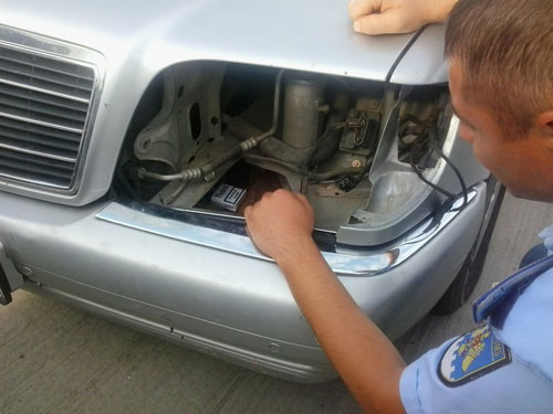 Сигареты были спрятаны в специальных тайниках в двойном полу, в баке, под бампером и передними крыльями автомобиля. Фото: customs.gov.md