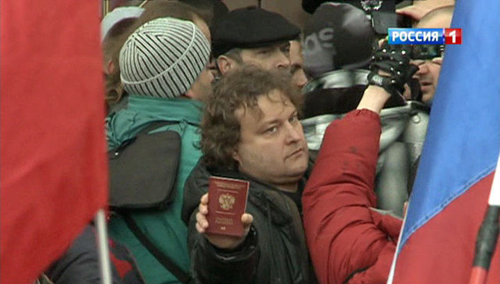 Российскую съемочную группу привезли в полицейский участок.
