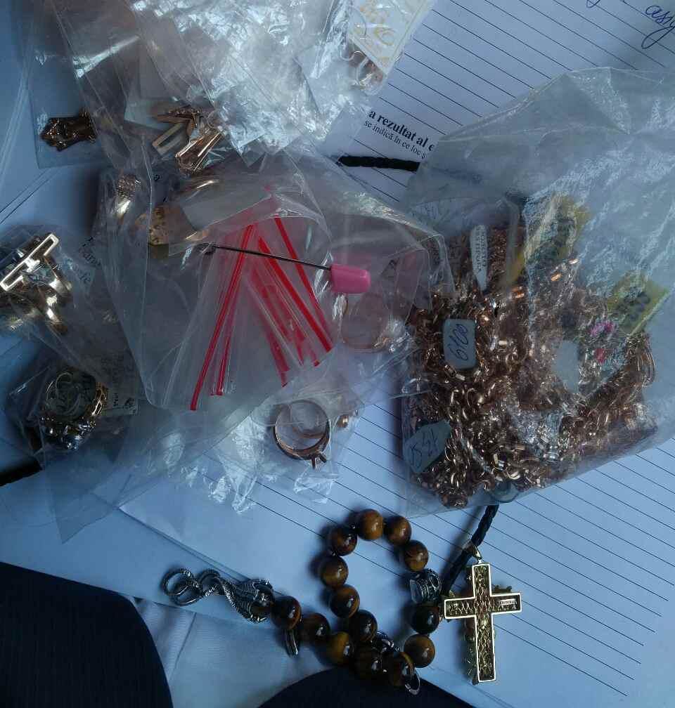 Trei poliţişti învinuiţi că au luat mită pentru „protecţie”de la comercianţii cu aur. Foto: procurator.md