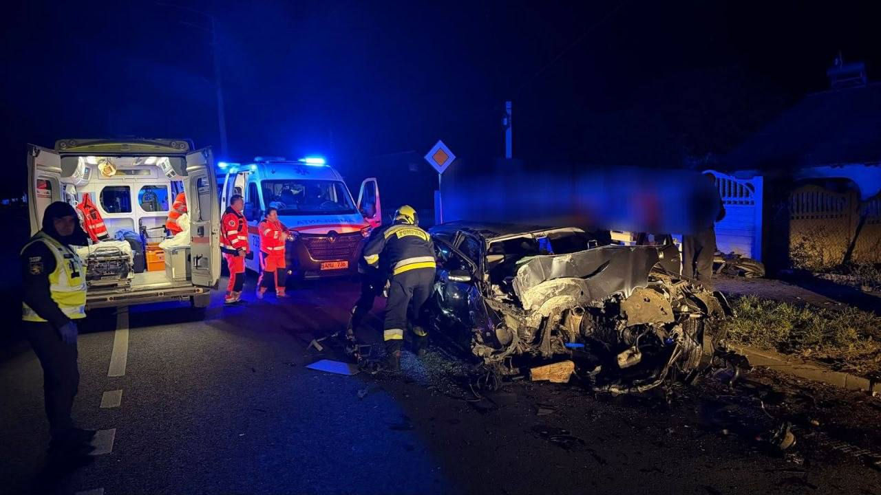 В результате серьёзной аварии на трассе R33 один человек погиб, а двое пострадали.