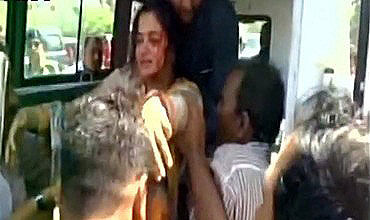 Женщину-политика пришлось госпитализировать с многочисленными ушибами.