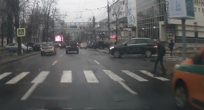 В самом центре Кишинева пешеход чудом не попал под колеса.