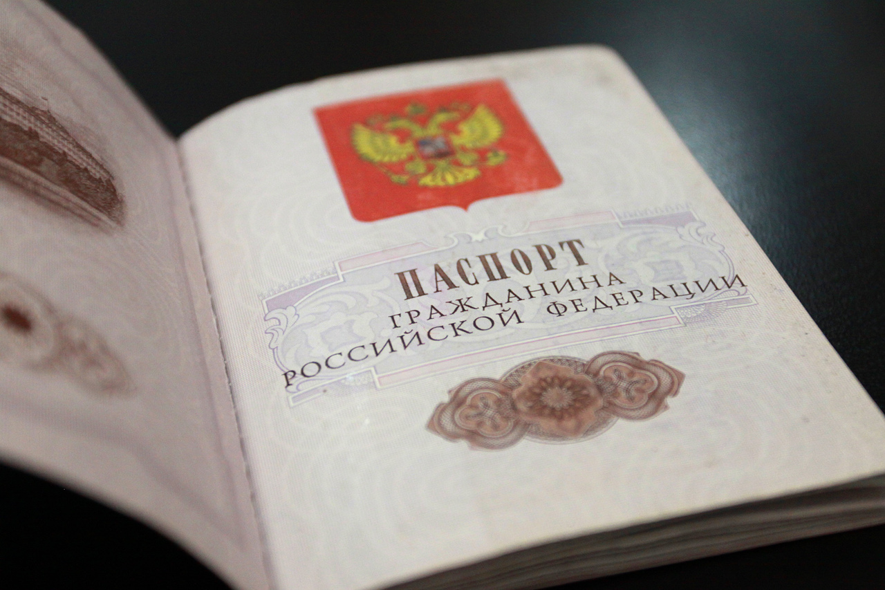 Российские паспорта жителям Крыма выдают бесплатно.