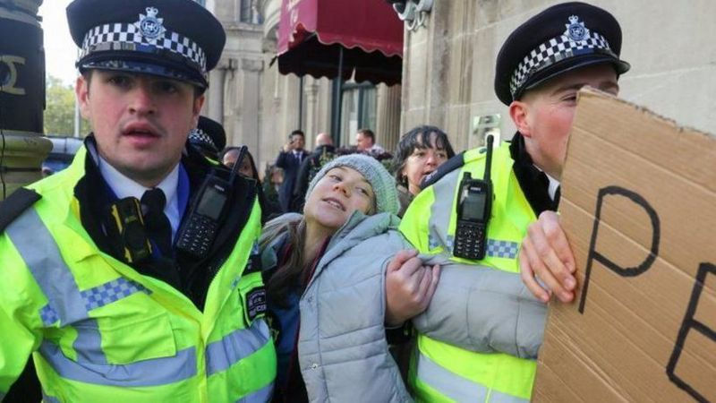 Грету Тунберг задержали на акции протеста против ископаемого топлива в Лондоне.
