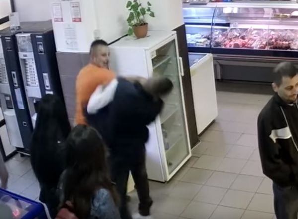Bărbat bătut cu sălbaticie într-un magazin sub ochii copilului său