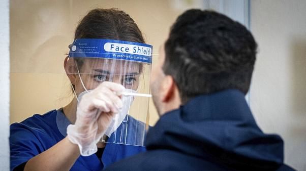 Страны Европы сохраняют режим изоляции граждан.