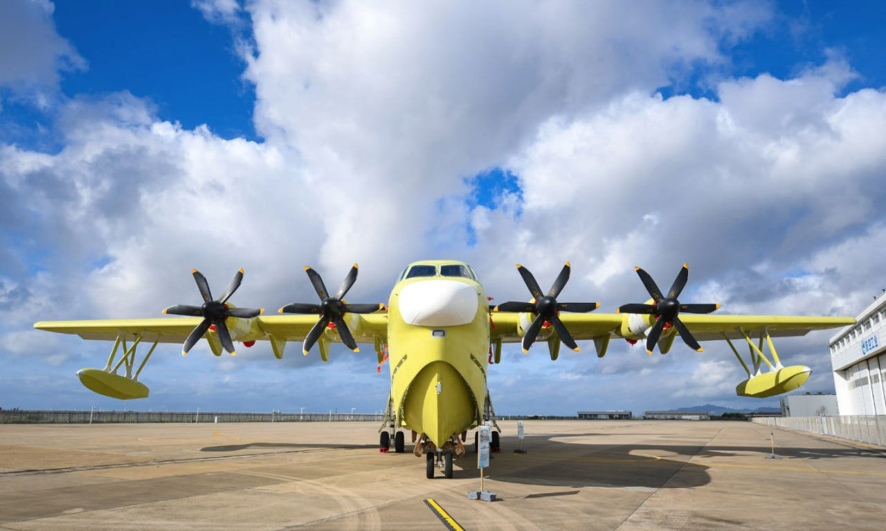 Разработанный КНР самолет-амфибия AG600 поступил в серийное производство.