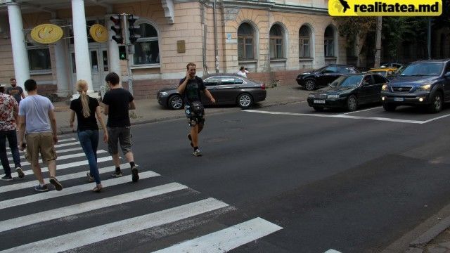 Дорожная разметка будет наноситься как днем, так и ночью. Фото: realitatea.md