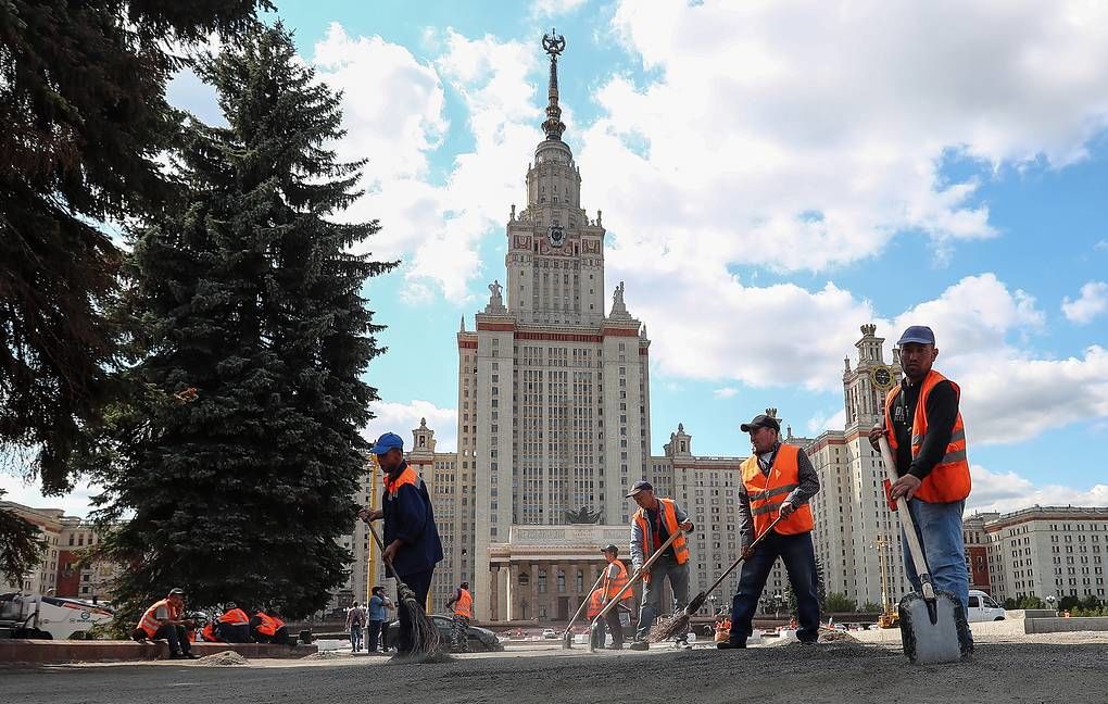 В РФ могут усложнить процедуру предоставления мигрантам права на работу. Фото: tass.ru.