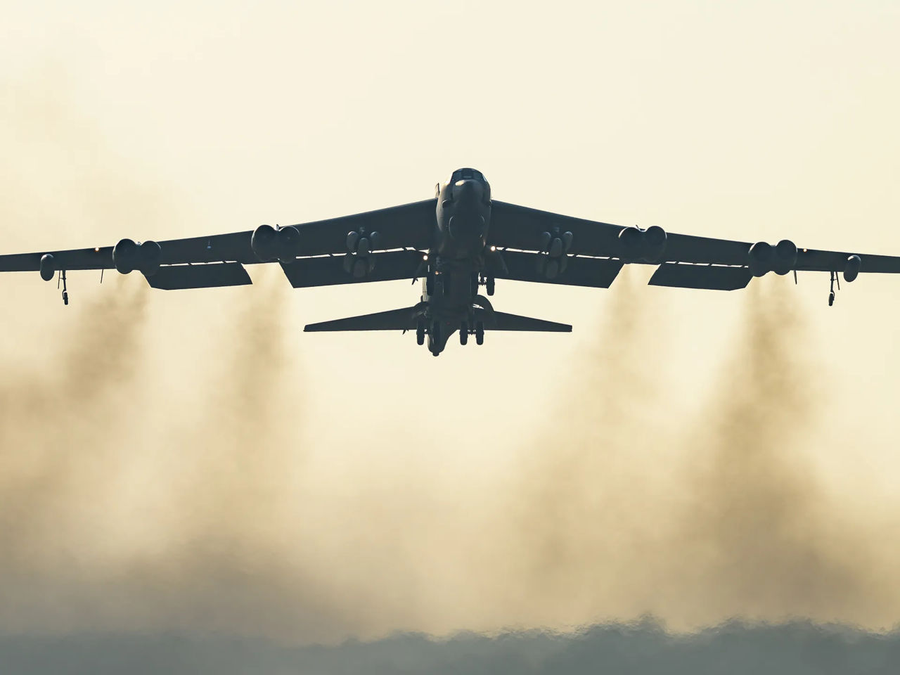Un bombardier B-52 s-a prăbușit în California: Opt persoane au murit.
