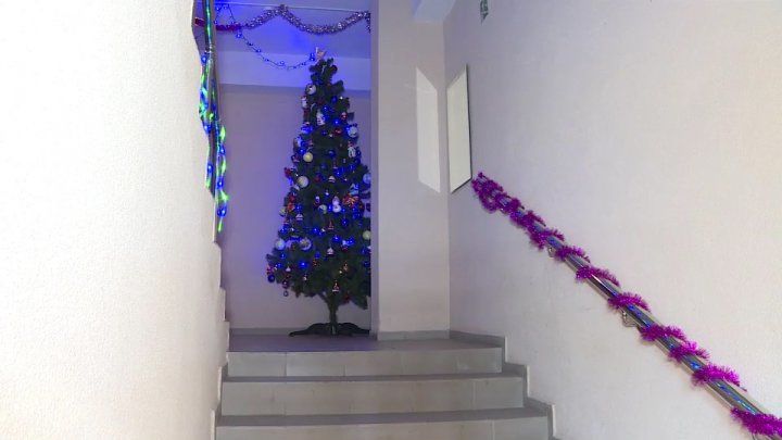 Câteva blocuri din Capitală au îmbrăcat straie de sărbătoare