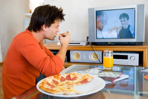 Studiul arată că persoanele care sunt distrase în timp ce mănâncă – fie că citesc, urmăresc un program TV sau se joacă un joc – mănâncă mai mult şi la o oră mai târzie. 