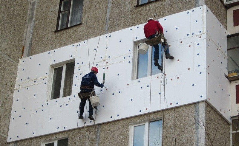 Un escroc care ani de zile a înșelat oameni cerând bani pentru izolarea locuințelor, condamnat.