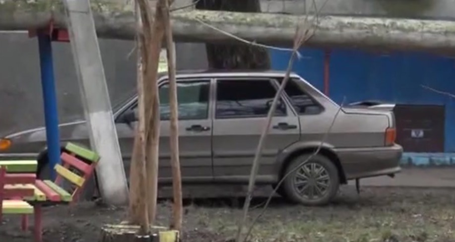 Машины припаркованы не только в неположенных местах, но и на бордюре под окнами жильцов.