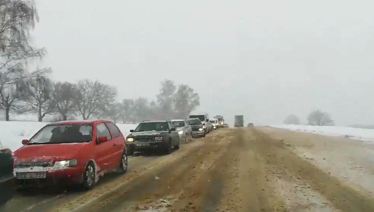 Из-за снегопада в Оргееве образовались автомобильные заторы.