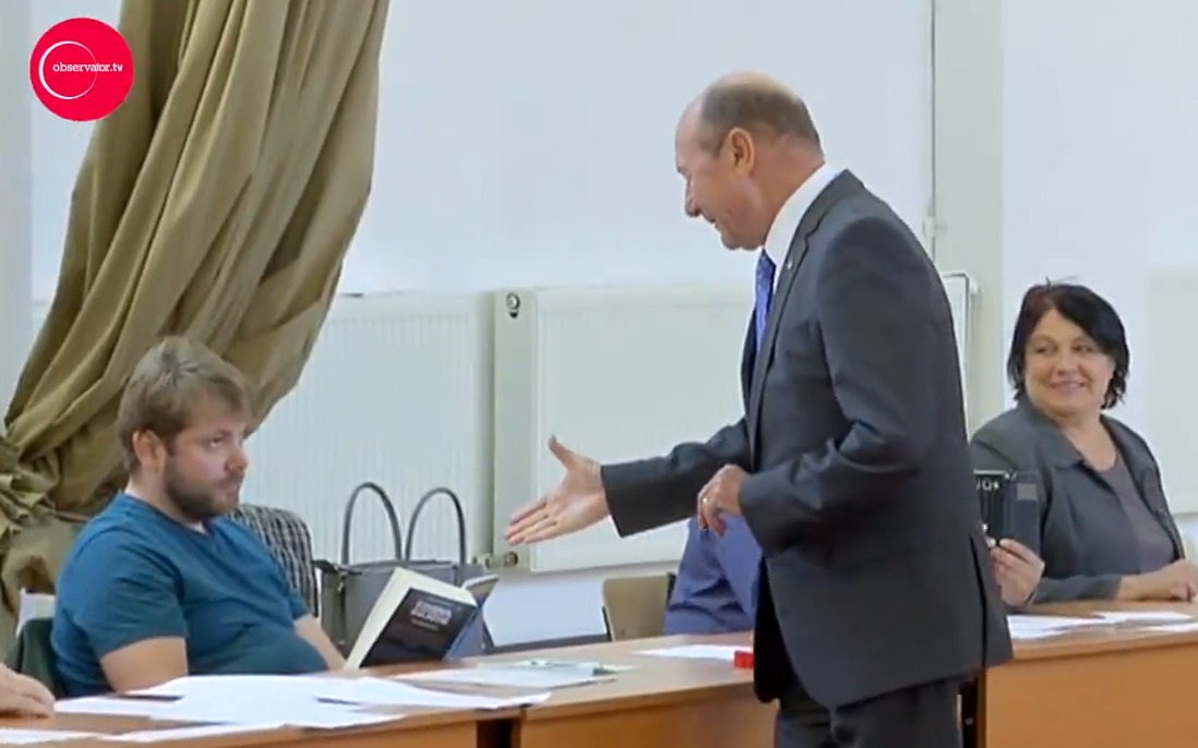 Наблюдатель на референдуме в Румынии отказался пожать руку Бэсеску.