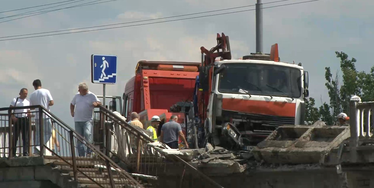 Camionul care a căzut de pe podul de pe strada Ismail a fost remorcat cu succes.