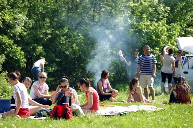„Vremurile s-au schimbat“, spun chişinăuienii care vor umple locurile de agrement cu aromă de mici.
