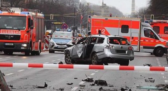 O mașină a sărit în aer în centrul Berlinului, iar șoferul vehiculului a decedat, a anunțat poliția germană, care a precizat că explozia a fost provocată de o bombă.