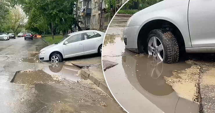 В столице легковушка застряла в яме, наполненной грязью и водой.