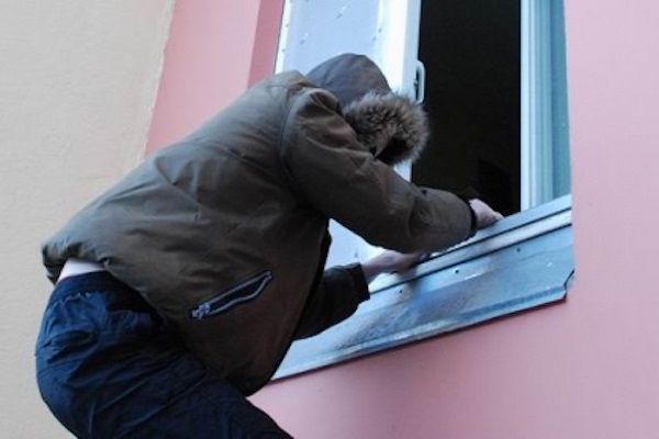 Пятеро молодых людей были недавно осуждены на сроки от 6 до 12 лет тюрьмы за проникновение со взломом в четыре учебных заведения в Страшенском и Криулянском районах.Фото символ: ruffnews.ru.