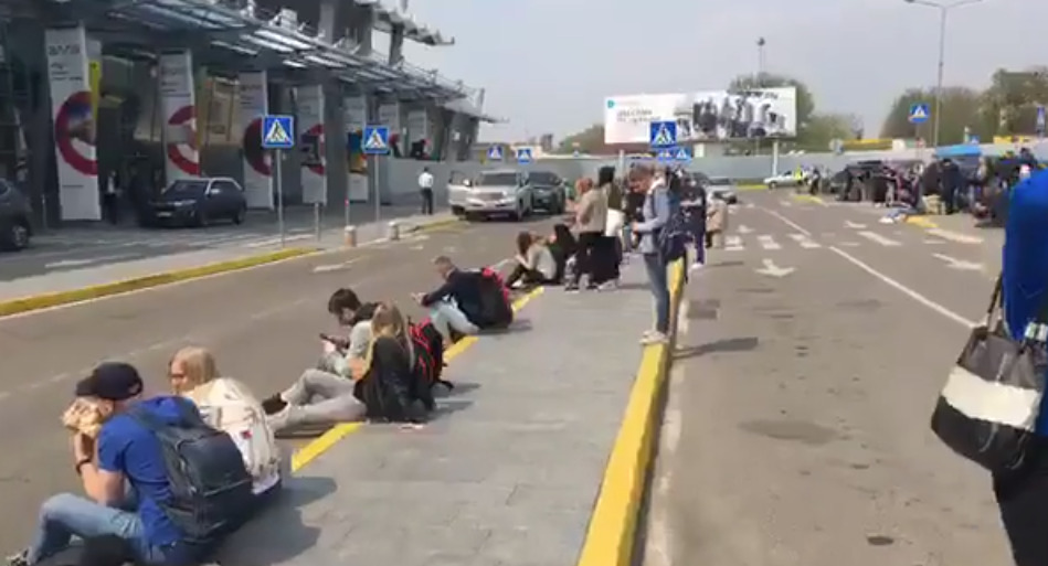 На Украине "заминировали" четыре аэропорта.