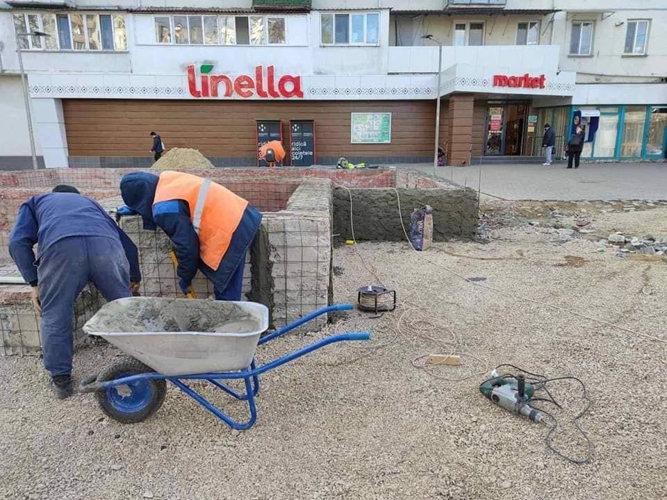 Продолжаются работы по восстановлению сквера на улице Н. Титулеску.