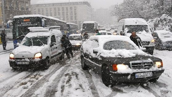 Ninsoarea a lăsat loc, miercuri, frigului şi poleiului în nord-vestul Europei, perturbând în continuare traficul rutier.
