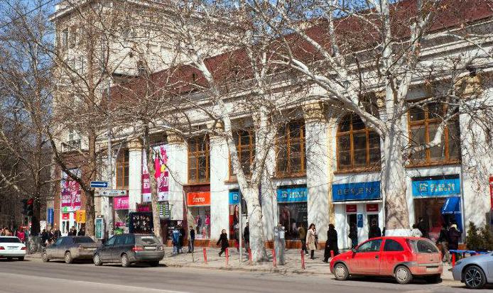 Municipalitatea nu este deocamdată pregătită să aleagă o altă stradă, care să fie la fel de populară şi totodată să nu limiteze accesul cu transport spre curţile de bloc, dar şi unităţi comerciale.