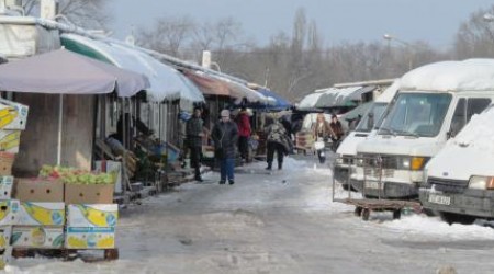 Очень много на оптовом рынке яблок, качественных и всего по 4 лея оптом.