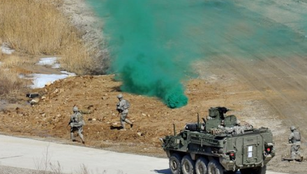Trupele sud-coreene şi aliatul lor american au început luni manevre militare anuale comune, condamnate cu putere de Coreea de Nord, care a ameninţat Seulul şi Washingtonul cu o lovitură nucleară.