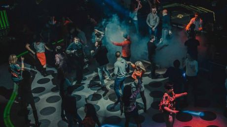 Fotografiile făcute într-un club de noapte din Donețk au scandalizat mass-media și internauții. Foto: ogneev.livejournal.com
