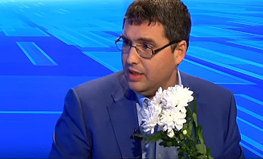Усатый: Мы придем на заседание парламента с белыми хризантемами.