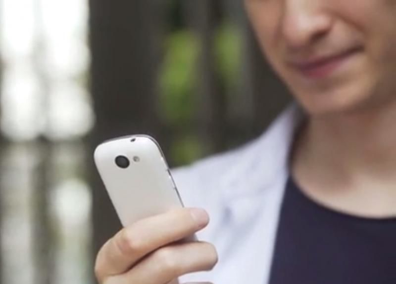 Jelly are un ecran cu diagonala de 2,45 inci și este considerat cel mai mic smartphone 4G produs până în prezent. 