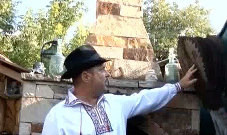 Из каждой поездки по стране Александру Челак привозит что-то новое для своего небольшого музея. 