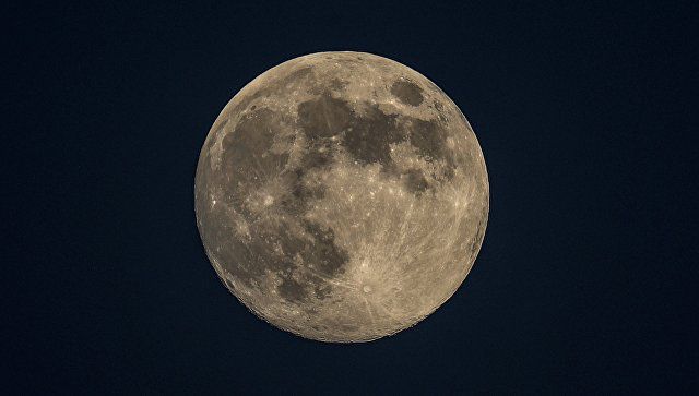 Несколько миллиардов лет назад на Луне могли обитать живые организмы, к такому выводу пришли ученые.