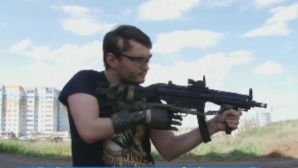 Pentru a putea împuşca, Anton Slavov foloseşte o proteză bionică. 